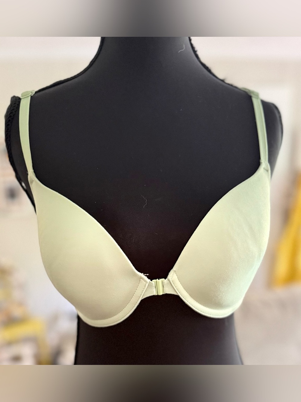 Pink by Victoria Secrets Front-Closure Light Green T-Shirt Bra Sz 34C